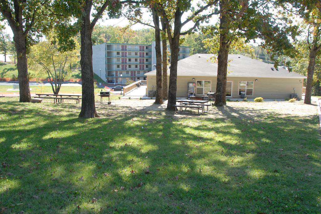 Ramada Branson Hotel And Resort Bagian luar foto